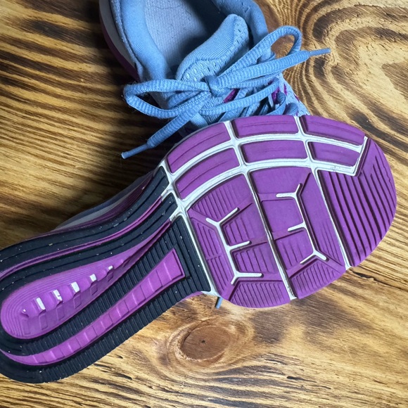 Nikes - Picture 3 of 4